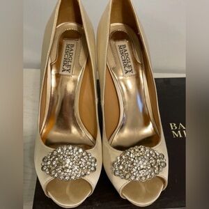 Badgley Mischka Women’s Goodie Vansat Champagne Satin Shoes Heels Size 7.5